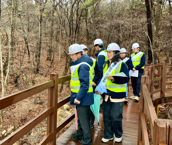 5일 남태헌(가운데) 한국산림복지진흥원장이 국립대전숲체원(대전 유성구 성북동)을 찾아 숲체원 및 협력업체 직원들과 설 연휴 대비 사면 안전성 점검