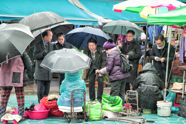 오성환 시장, 설 명절 맞아 전통시장서 장보기 행사 및 상인들 격려 모습