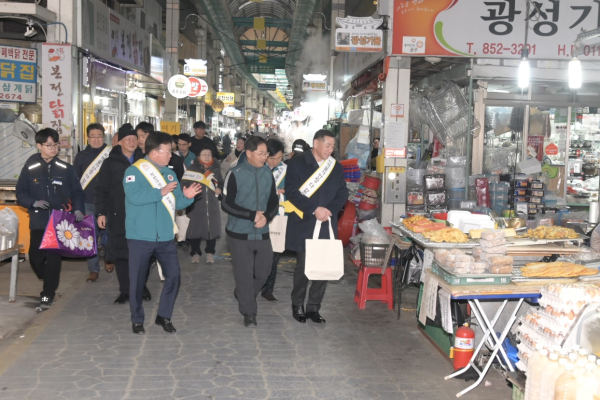 설명절 전통시장 장보기 캠페인 행사에 참여한 최원철 공주시장