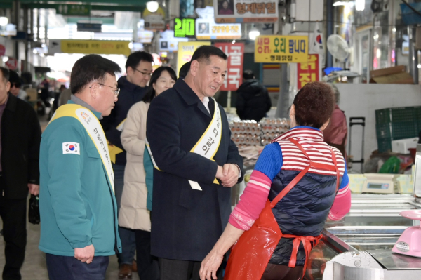 설명절 전통시장 장보기 캠페인 행사에 참여한 최원철 공주시장