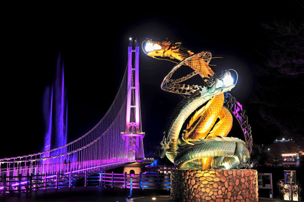 예당호 출렁다리와 음악분수, 용 조형물