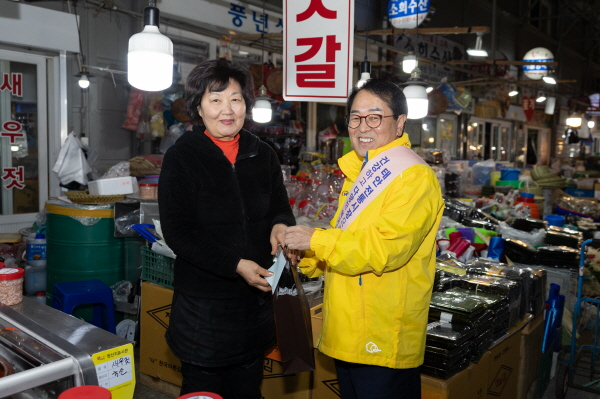 7일 태안서부시장에서 지역경제를 활성화하고 취약계층을 돕기 위한 ‘상생소비 캠페인’/ 박형덕 사장(오른쪽)이 태안서부시장을 찾아 물품을 구매하고 시장 활성화를 기원하는 편지를 전달하는 모습