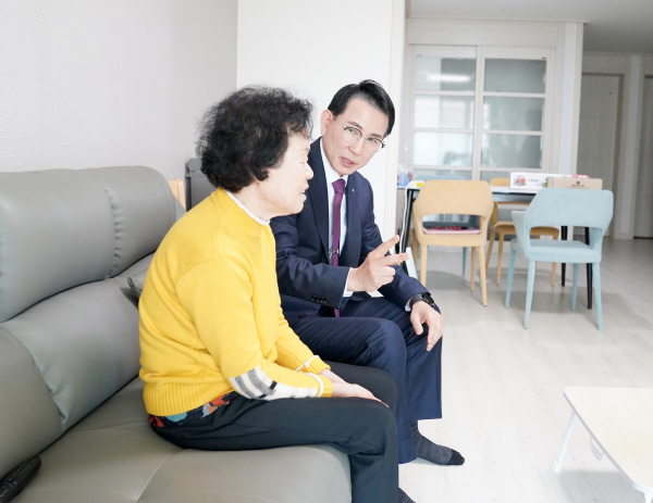 이완섭 서산시장이 중증장애인 가구를 방문해 위문하는 모습