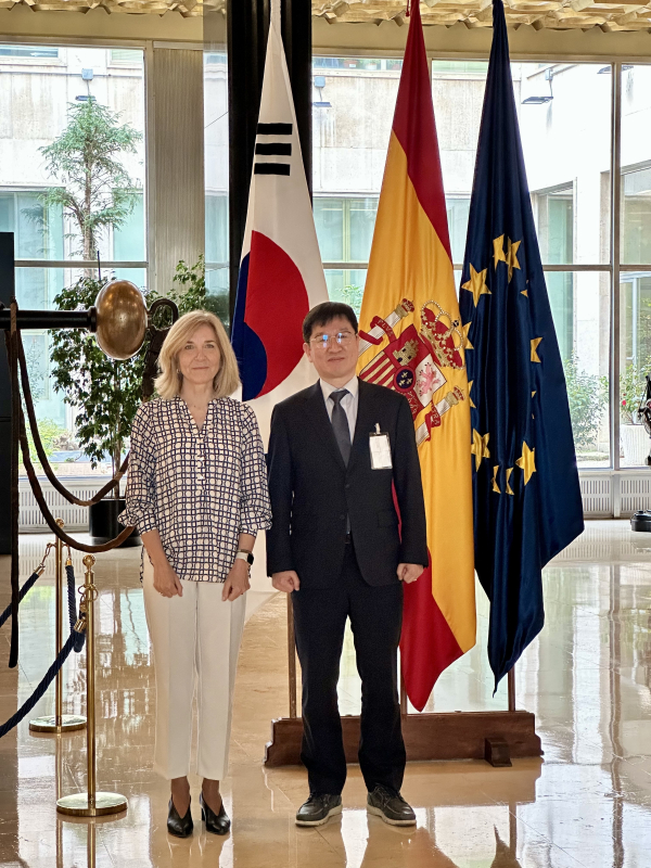 성창훈 조폐공사 사장과 마리아엘리자베스 스페인 조폐국 대표가 환담 후 기념촬영을  하고 있다