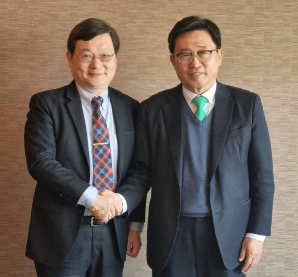 주한 타이베이대표부 간담회 기념사진 * 한국농수산식품유통공사 김춘진 사장(우측 1번째), 주한 타이베이 대표부 양광중 대표(우측 2번째)