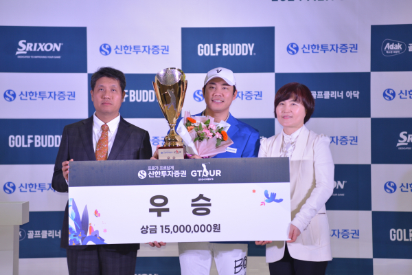 사진. 지난 17일(토) 대전 골프존조이마루에서 열린 ‘2024 신한투자증권 GTOUR MEN’S’ 2차 결선 시상식에서 (왼쪽부터)골프존 박강수 대표, 우승자 김민수, 신한투자증권 김수영 본부장이 기념촬영을 하고 있다.