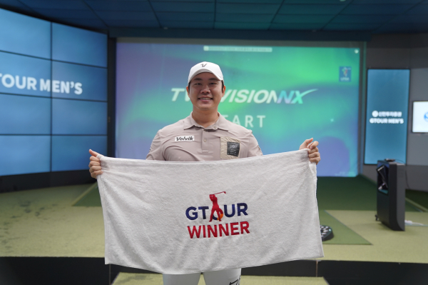 사진3. 지난 17일(토) 대전 골프존조이마루에서 열린 ‘2024 신한투자증권 GTOUR MEN’S’ 2차 결선 종료 후 대회 현장에서 우승자 김민수가 기념사진을 촬영하고 있다.