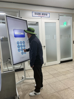 키오스크 사용 모습