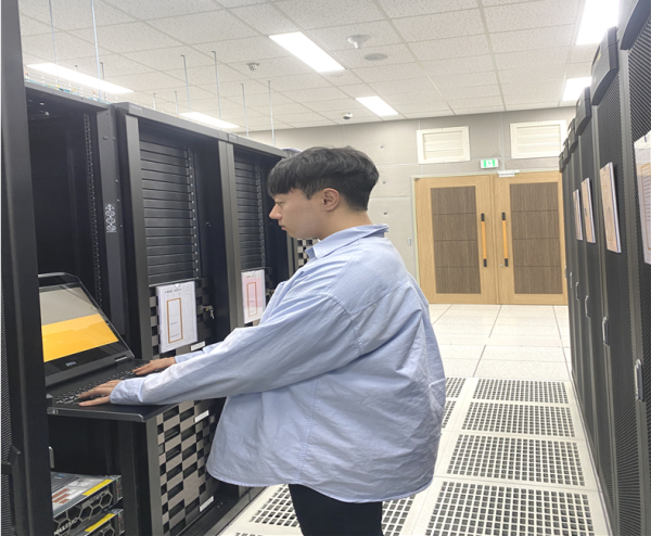 나이스 교무업무 사용자 교육 전 4세대 나이스 서버를 재점검하는 나이스 업무 담당자 모습