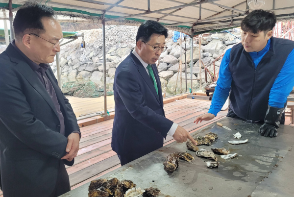 덕성수산 현장 방문사진 * 한국농수산식품유통공사 김춘진 사장(가운데)