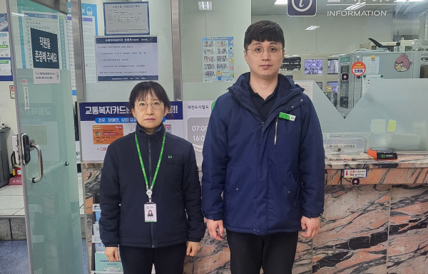 지난 16일 심폐소생술로 심정지 고객을 구조한 반석역 안영선 역무원(사진 왼쪽), 김태형 역무원(사진 오른쪽)