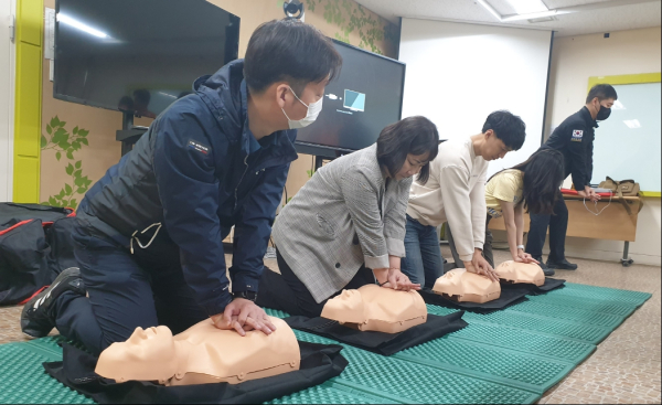 대전교통공사 역무원들이 심폐소생술 교육을 이수 중이다.