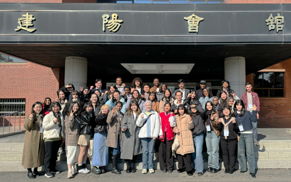 유학생 홈커밍데이에 참석한 외국인 졸업생 기념사진