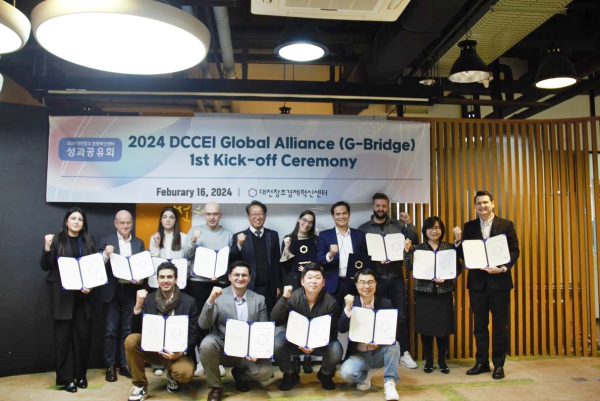 17개의 기업 및 기관이 참여한 가운데 협의체 발족식 단체사진