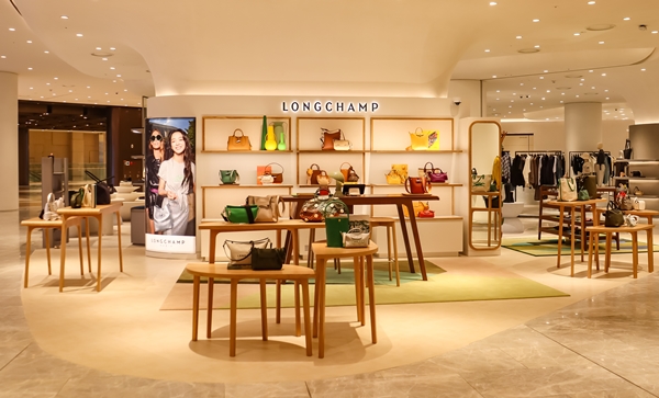 대전신세계 Art&Science는 프랑스 대표 럭셔리 브랜드 롱샴을 22일 백화점 2층에 선보인다. 1984년 파리에서 시작된 롱샴은 러기지, 핸드백, 액세서리를 포함하여 슈즈와 레디투웨어 컬렉션으로 기술과 품질에 대한 세계적인 명성을 가지고 있다. 사진=대전신세계 Art&Sciecen 제공