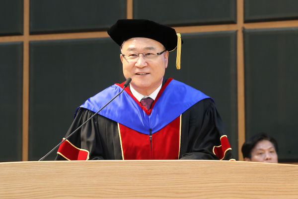 22일 오전 목원대 채플에서 열린 2023학년도 학위수여식에서 유영완 학교법인 감리교학원 이사장이 졸업식 축사를 하고 있다.