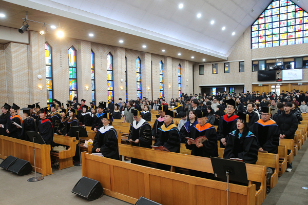 22일 오전 목원대 채플에서 열린 2023학년도 학위수여식에서 참석자들이 교가를 부르고 있다.