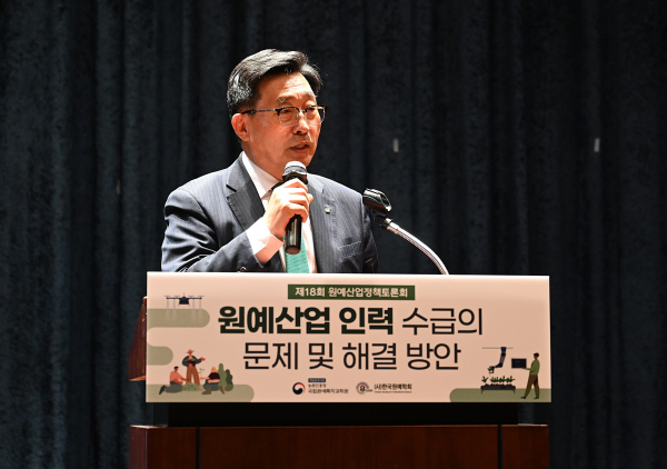 제18회 원예산업정책토론회 현장 사진 * 축사하는 한국농수산식품유통공사 김춘진 사장