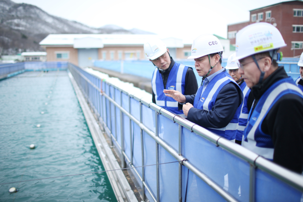윤석대 한국수자원공사 사장(사진 가운데)이 지난 22일, 경기도 동두천시 소재 동두천정수장 현장점검에 나서며 정수처리 공정을 살펴보고 있다.