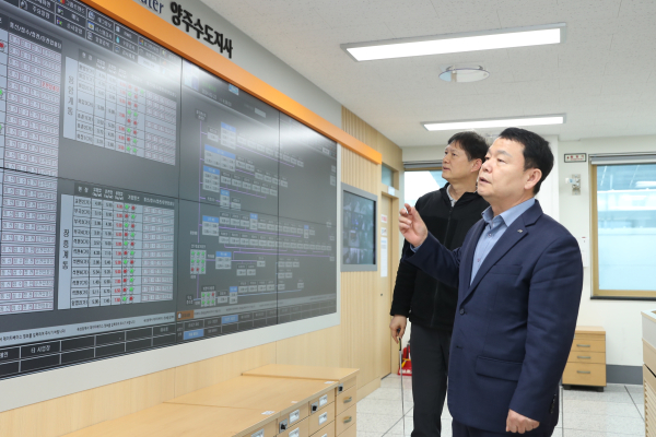 윤석대 한국수자원공사 사장(사진 오른쪽)이 지난 22일, 경기도 양주시 소재 양주수도지사의 중앙제어실에서 실시간 용수공급 상황을 살펴보고 있다.