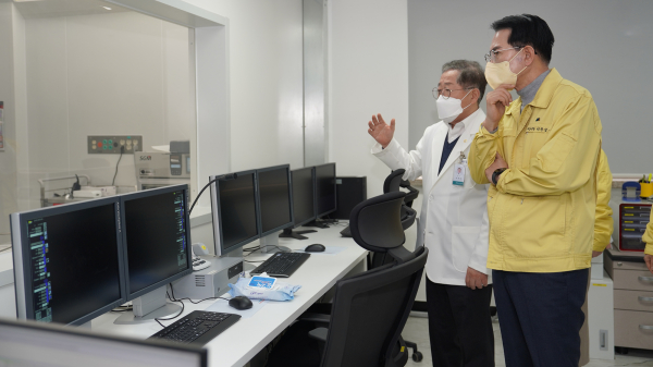 지난 23일 이완섭 서산시장이 서산의료원을 방문해 애로사항을 청취했다.