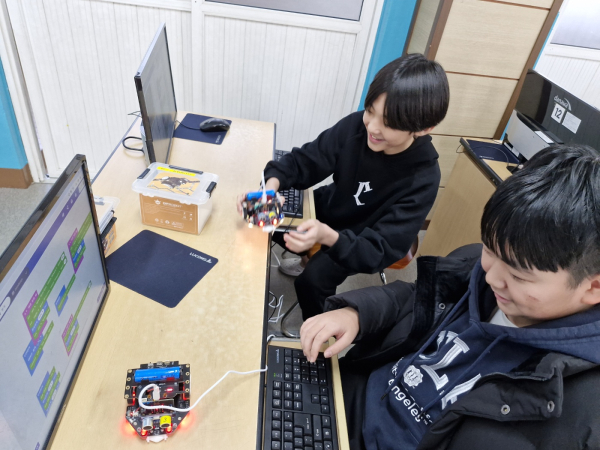 국립한밭대학교 디지털 새싹 캠프에 참여한 초등학생들이 인공지능 학습을 체험하고 로봇을 이용한 실습을 진행하고 있는 모습