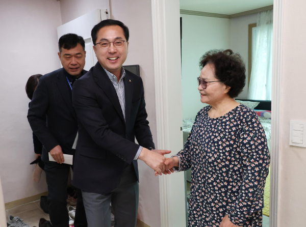 박희조 동구청장이 27일 고(故) 김진억 애국지사의 외손녀 홍희성 님과 담소를 나누고 있다