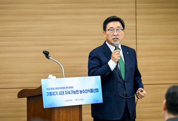 대한민국 헌정회 정책토론회 기조연설 중인 김춘진 사장