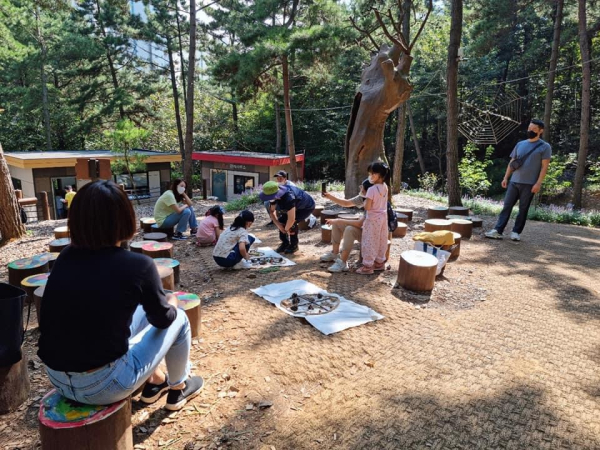 지난해 부춘산 유아숲체험원에서 진행된 산림체험