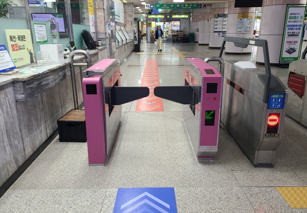 오는 3월 5일 시범운영을 앞두고 시청역에 설치된 태그리스 게이트 모습
