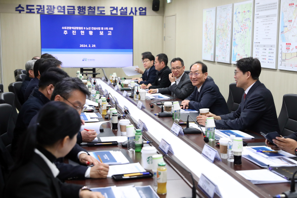 국가철도공단 이성해 이사장(오른쪽 줄, 오른쪽 두 번째)이 29일 GTX-B 추진현황을 점검하고 있다.