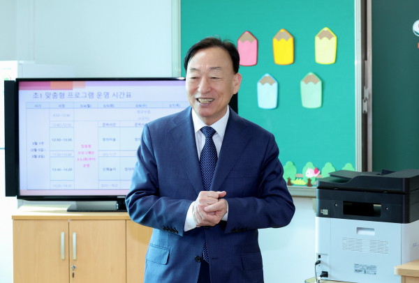 대전늘봄학교 초1 맞춤형 프로그램 운영 현장을 점검 중인 설동호 교육감