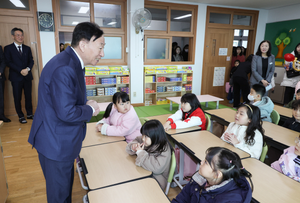 대전늘봄학교 초1 맞춤형 프로그램 운영 현장을 점검 중인 설동호 교육감