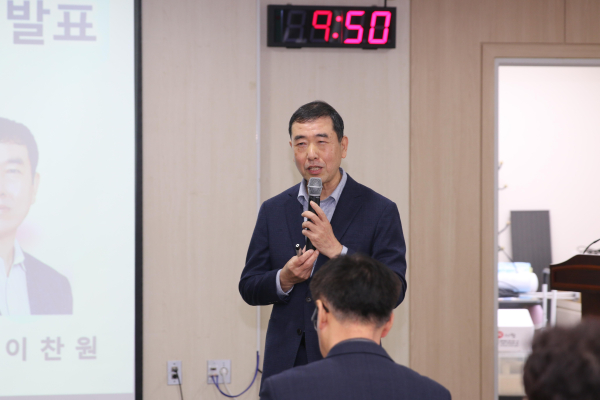 이찬원 교육정보부장이 청렴과 진실을 주제로 한 교육 특강을 진행하고 있다