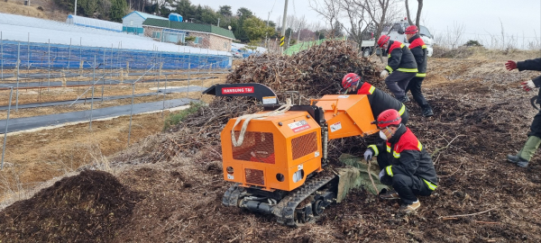 2월 인지면 풍전리에서 진행된 찾아가는 농업부산물 파쇄단 운영 모습