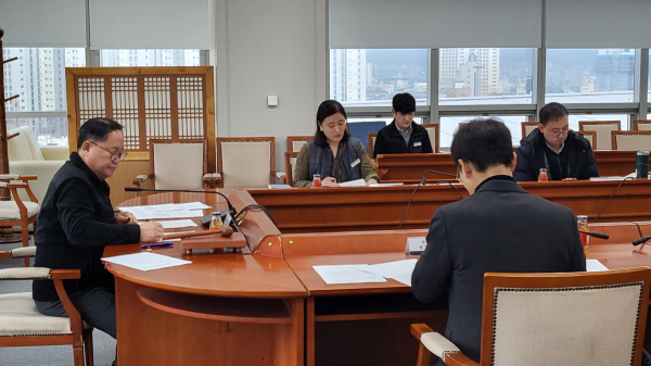 성영석 경영본부장(맨 왼쪽)이 5일 자율준수협의회의 위원장으로 작년 공정거래 자율준수 프로그램 운영성과를 점검하고 `24년 추진계획을 수립하고 있다.