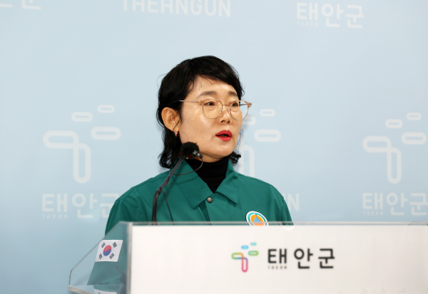 6일 군청 브리핑실에서 정례 브리핑 중인 오현미 안전관리과장.