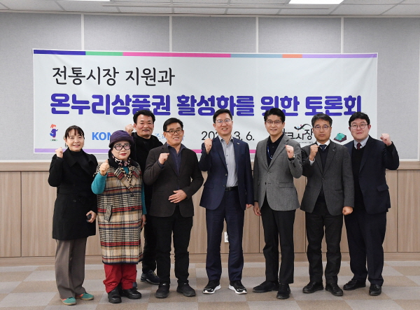 조폐공사 성창훈 사장(왼쪽 다섯번째)과 참석자들이 간담회를 마치고 기념촬영을 하고 있다.