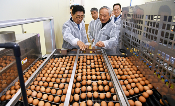 ㈜농업회사법인 SGF새울EPC 방문사진 * 한국농수산식품유통공사 김춘진 사장(좌측 1번째)