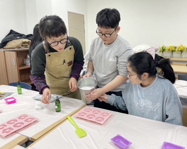 지난 6일 태안군청소년수련관에서 진행된 비누 공예체험 모습.