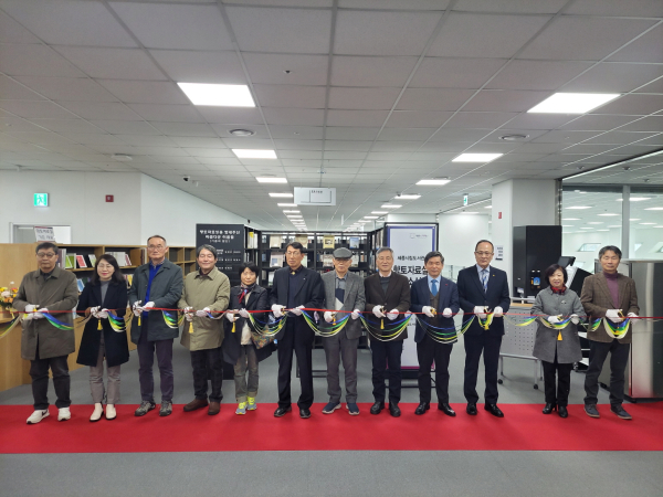 시립도서관 4층에 조성한 ‘향토자료실’ 개소식 모습