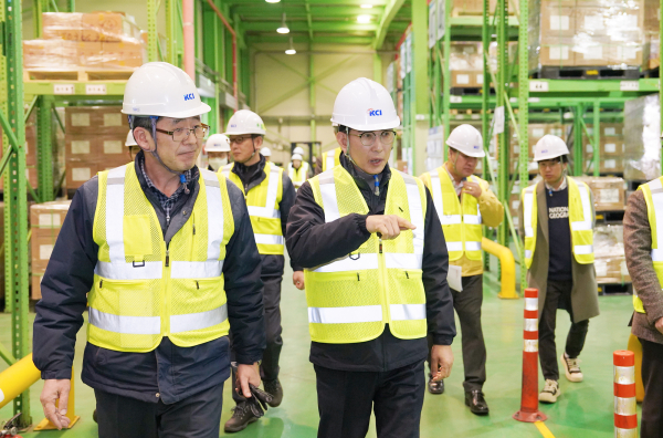 이완섭 서산시장이 11일 ㈜케이씨아이를 방문해 기업의 어려움을 청취했다.