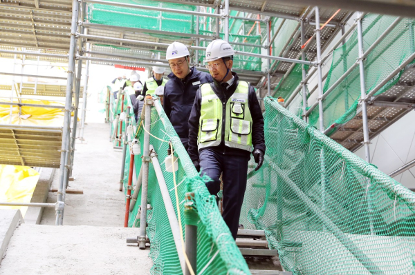 국가철도공단 이성해 이사장(오른쪽 첫 번째)이 11일(월) GTX-A 구성역 현장을 점검하고 있다.