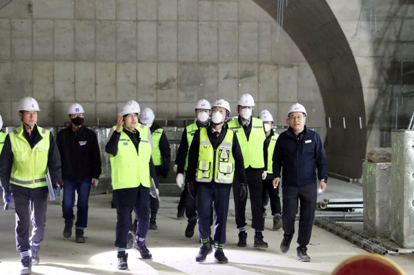 국가철도공단 이성해 이사장(맨 앞쪽에서 맨 오른쪽)이 11일(월) GTX-A 구성역 현장을 점검하고 있다.