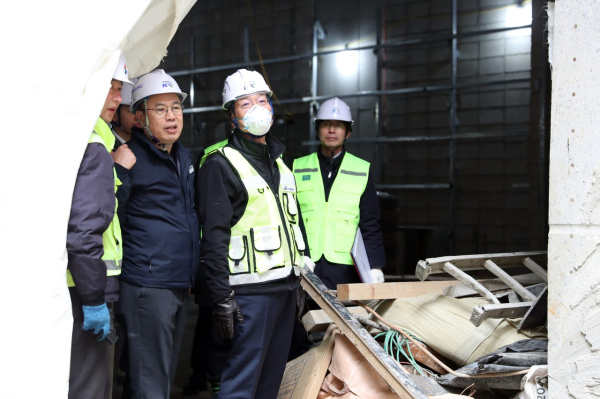 국가철도공단 이성해 이사장(오른쪽 두 번째)이 11일 GTX-A 구성역 현장을 점검하고 있다.