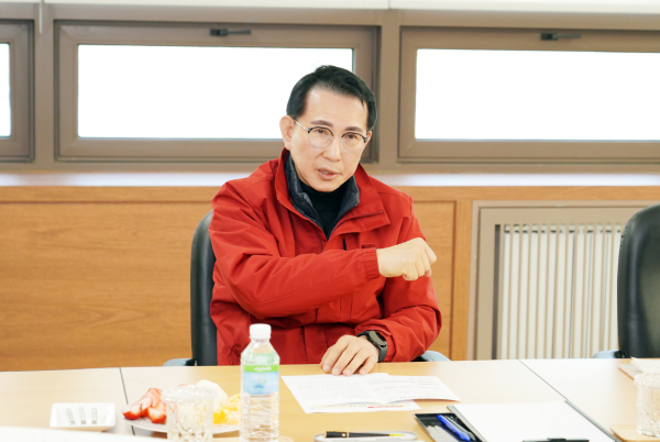 이완섭 서산시장이 15일 대산읍 독곶리에 위치한 ㈜한농화성을 방문해 기업 현장을 격려했다,