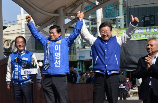 이영선 세종갑 후보와 손을 잡고 지지를 호소하는 이재명 대표(우)