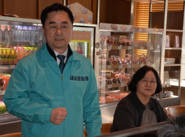 인사하는 김종민 새로운 미래 세종갑 후보