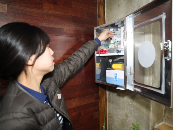 민방위 비상대피소(태안군청) 내 설치된 비상용품함 모습.