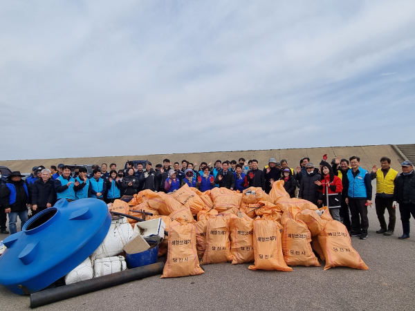 '제13회 수산인의 날 기념' 바닷가 대청결 운동